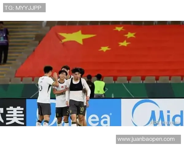 足球比赛中意外事件发生球迷用足球砸坏停放车辆引发热议